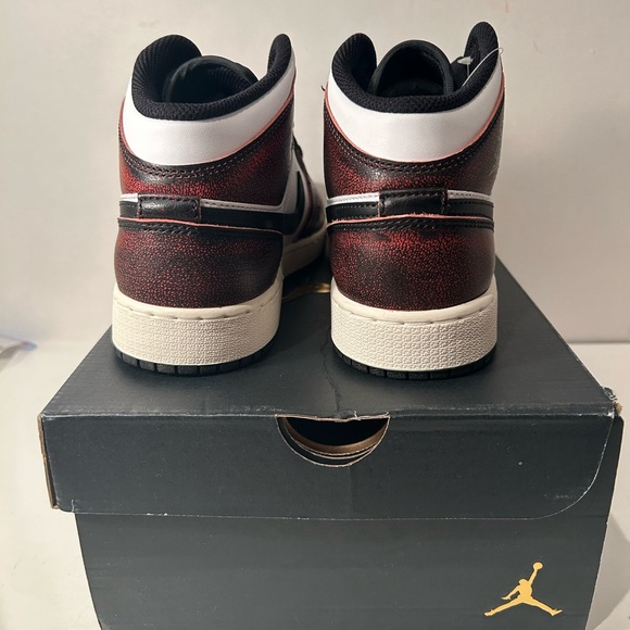 Jordan 1 Mid Chicago Wear Away - Picture 3 of 5